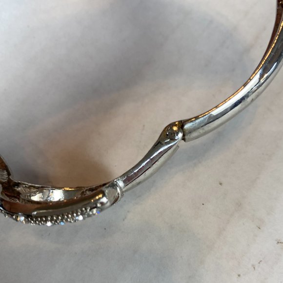 Gorgeous Rhinestone Encrusted Silver Hinged Stirrup Style Bracelet Bangle New - Picture 7 of 7